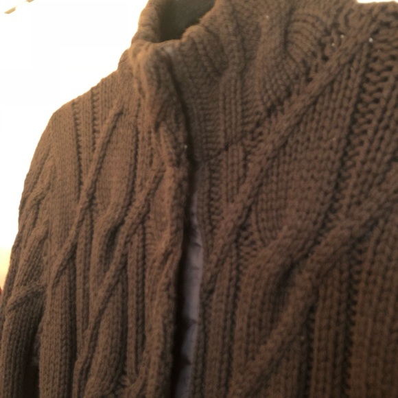 No tag size.  M.  Heavy  brown cable knit sweater - Picture 4 of 5